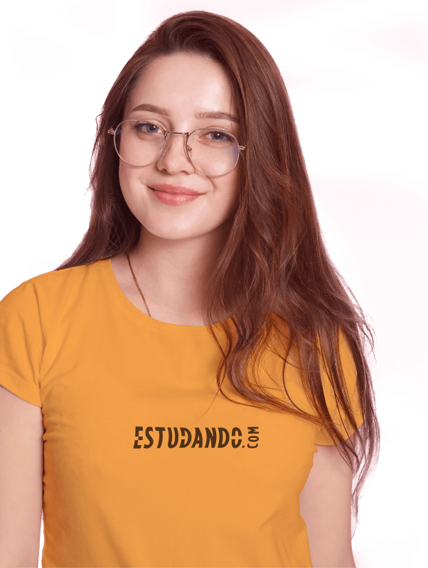 Mulher usando camisa da Estudando.com